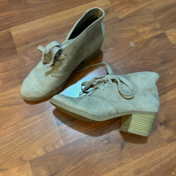 Dolcetta suede booties, size 8.5 - Picture 2 of 2